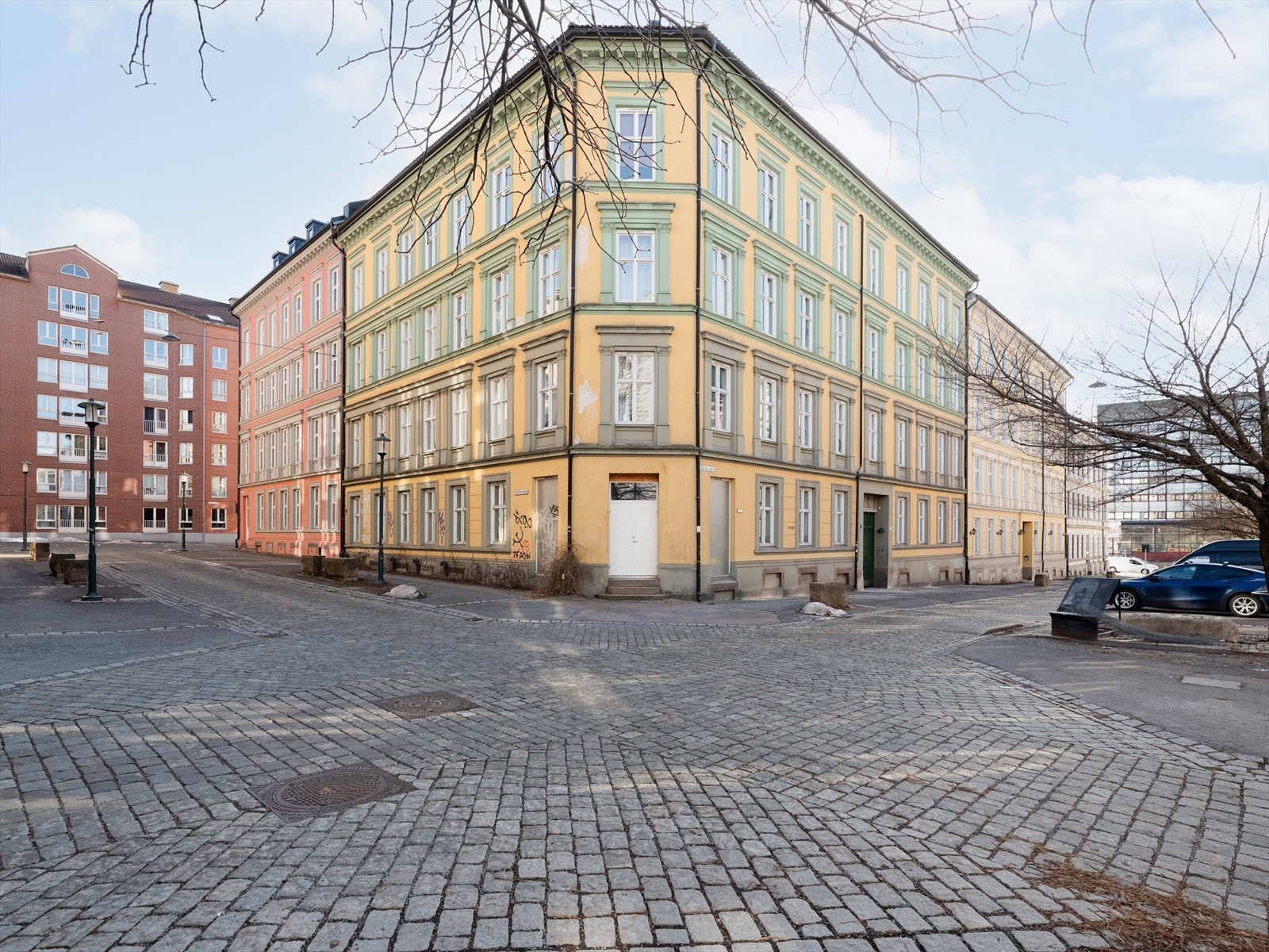 Bygården ligger fint til på Tøyen med "alt" du måtte trenge i hverdagen. Her har du gangavstand til dagligvare, kollektiv transport, restauranter og uteliv. Galleribilde