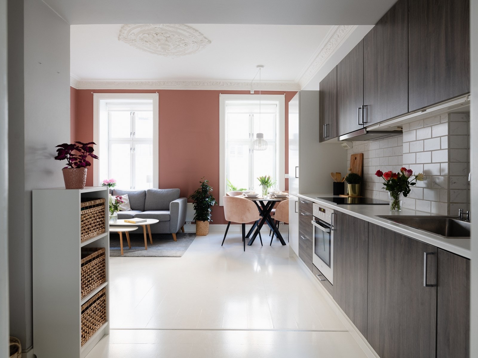 Kjøkkenet har godt med skap og benkeplass, og inviterer til flere kokker og matglade gjester. Galleribilde