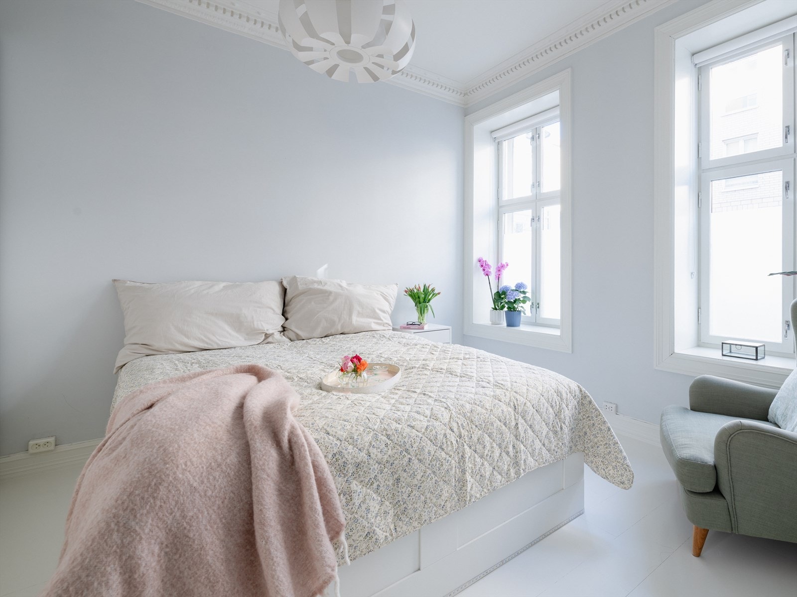 På veggene finner du en lys blåtone som fungerer godt mot de ellers hvite overflatene. Galleribilde