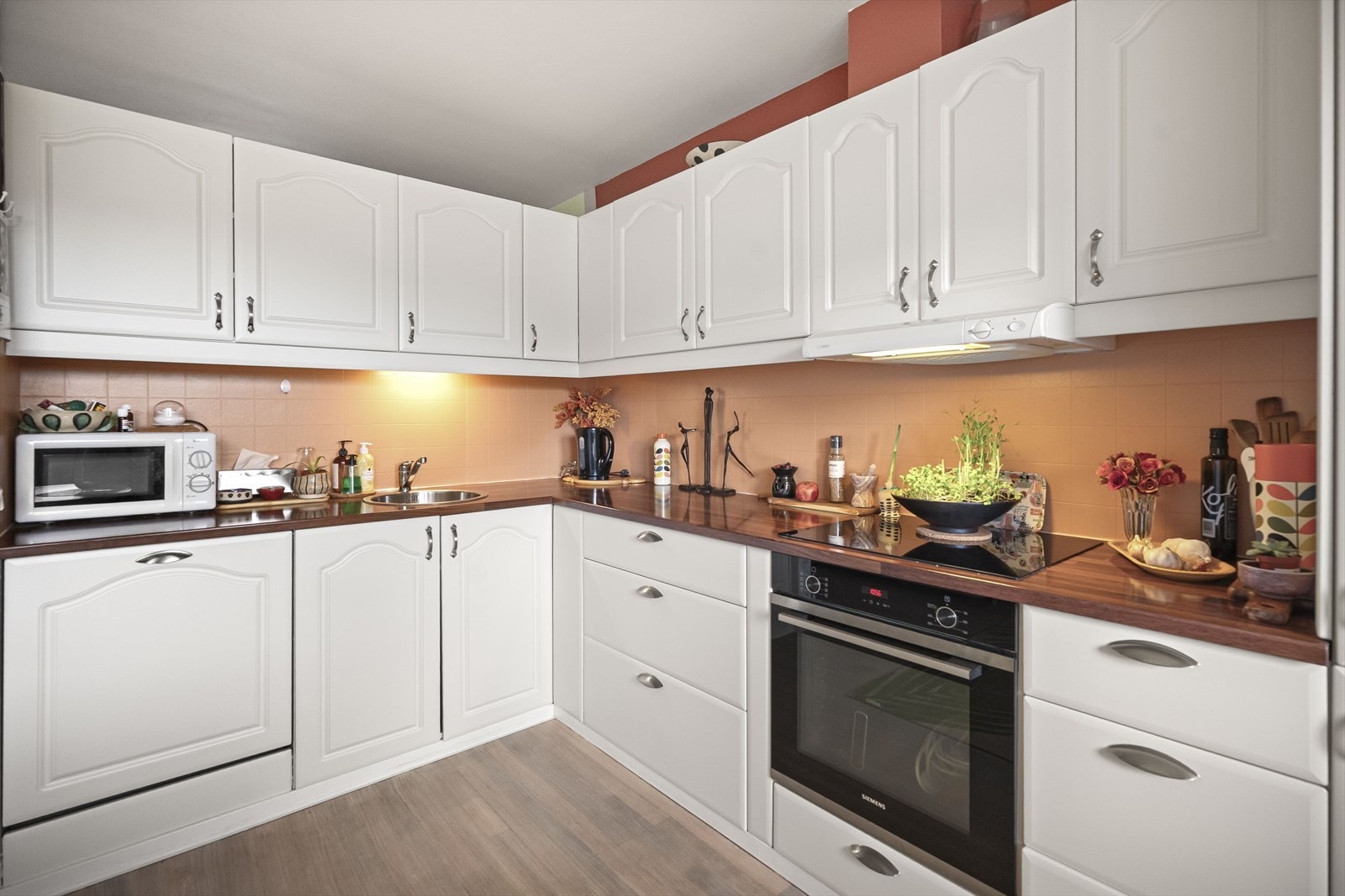 Integrerte hvitevarer og fliser over benk Galleribilde