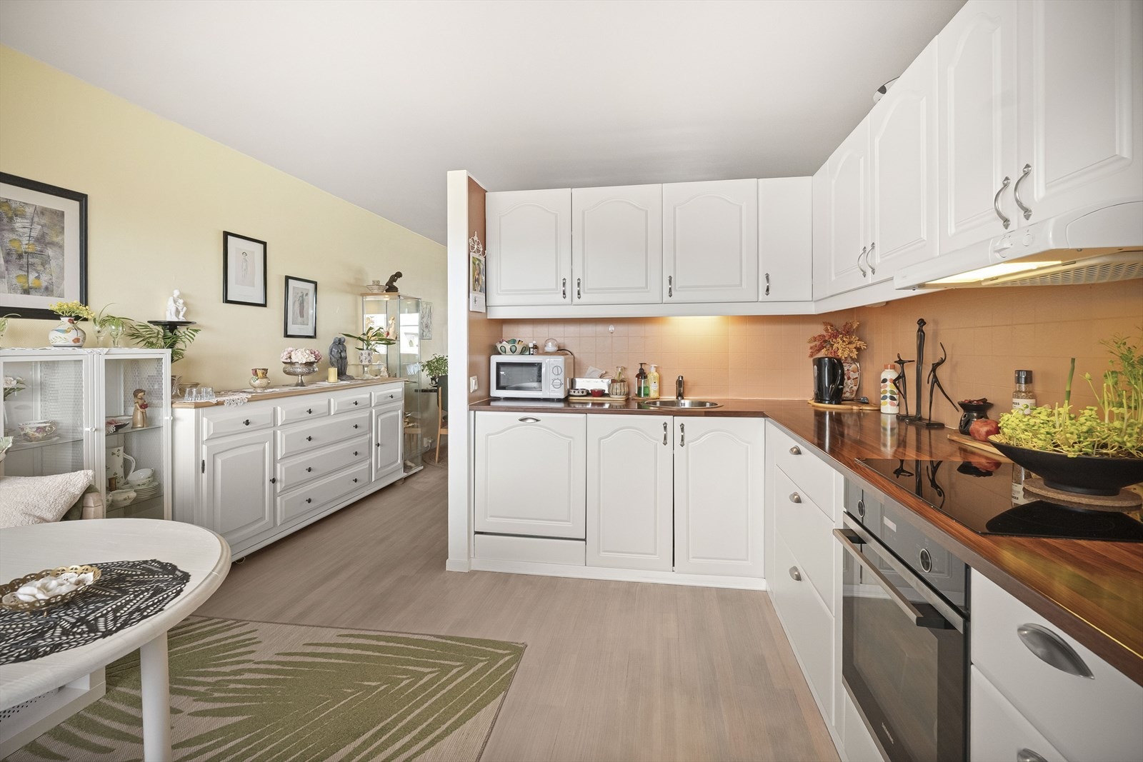 Kjøkken med spiseplass og delvis åpen løsning mot stue Galleribilde