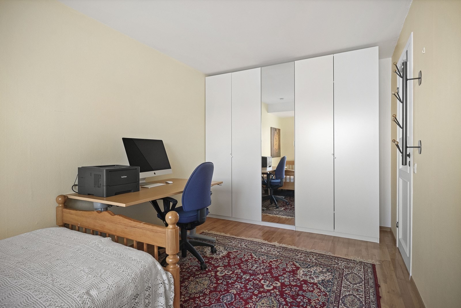 med garderobe Galleribilde