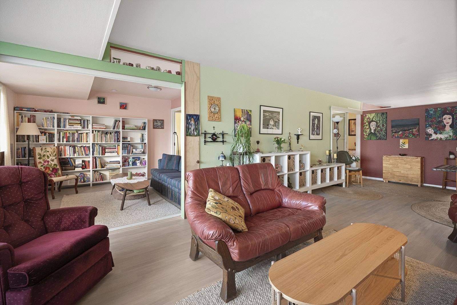 Stue med åpen løsning inn mot tv-stue (Opprinnelig soverom 3. Rommet kan med enkle grep tilbakeføres til soverom) Galleribilde