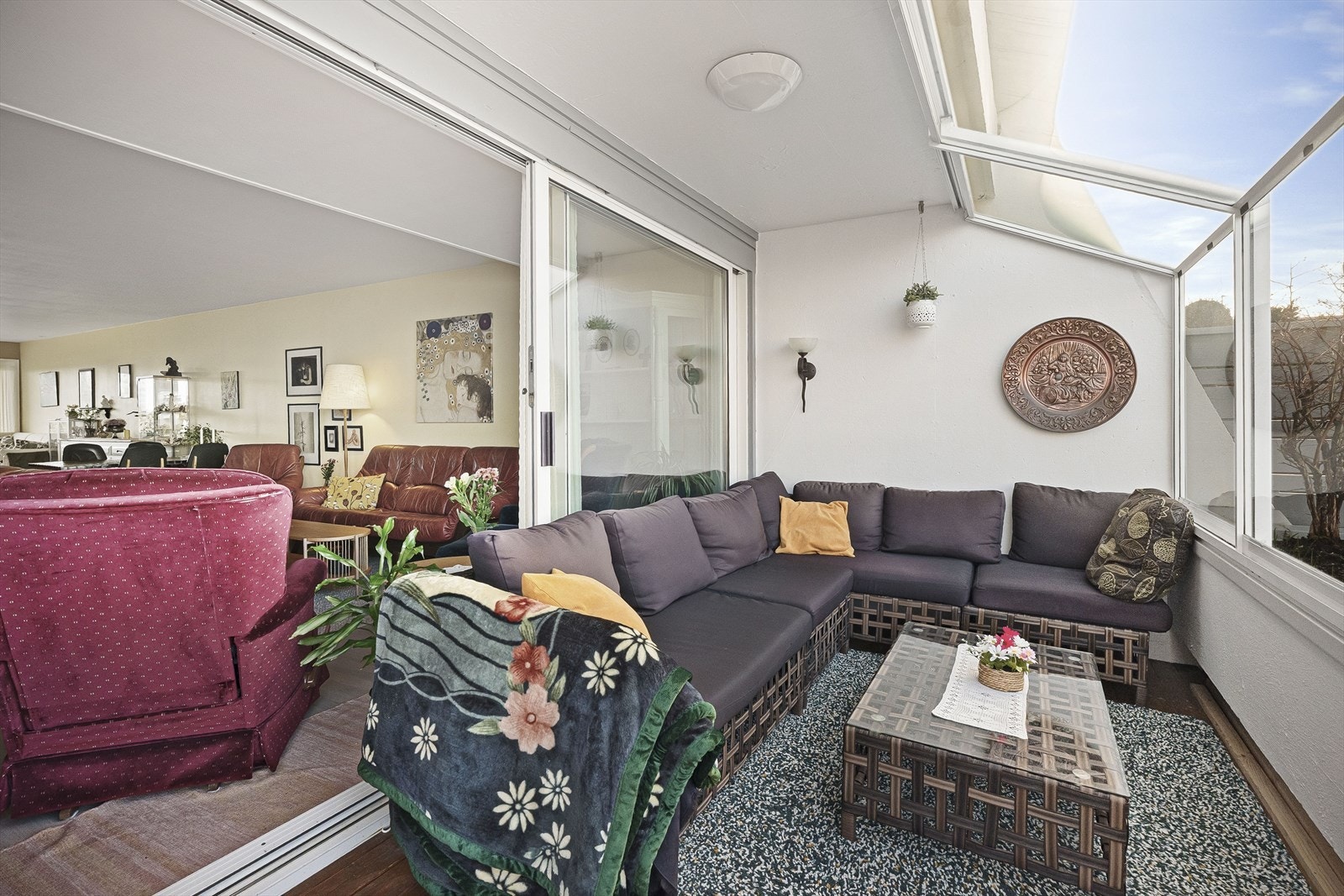 Stor, innglasset veranda med gode solforhold Galleribilde