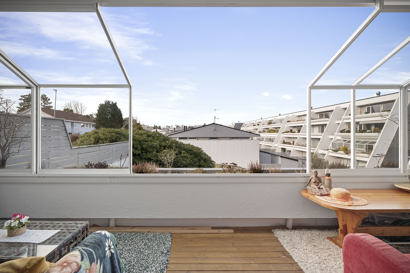 Innglasset veranda med gode solforhold Galleribilde