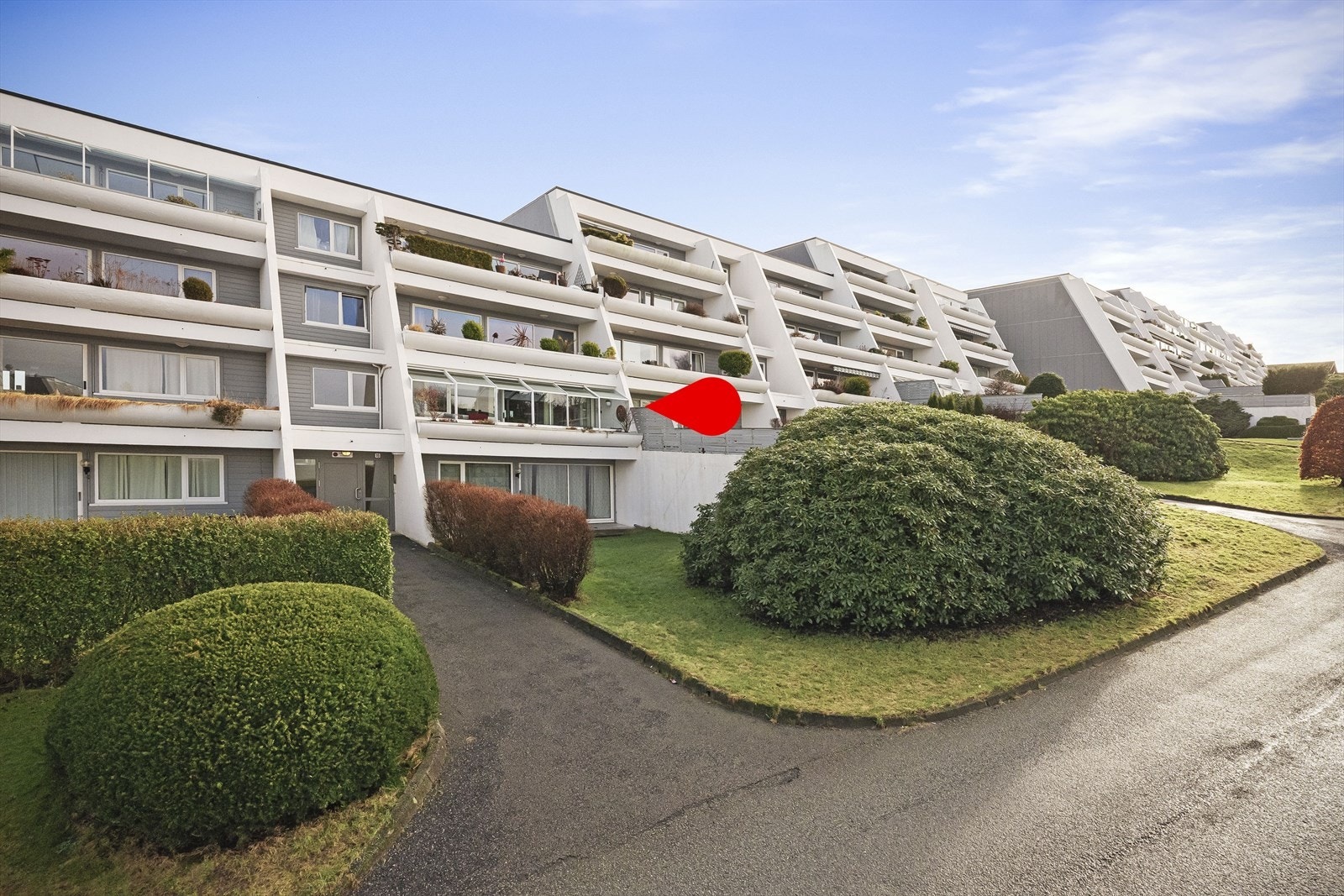 Velkommen til Ishallveien 16 - En stor (BRA 105 kvm), innholdsrik og gjennomgående leilighet med 3 soverom og innglasset terrasse Galleribilde