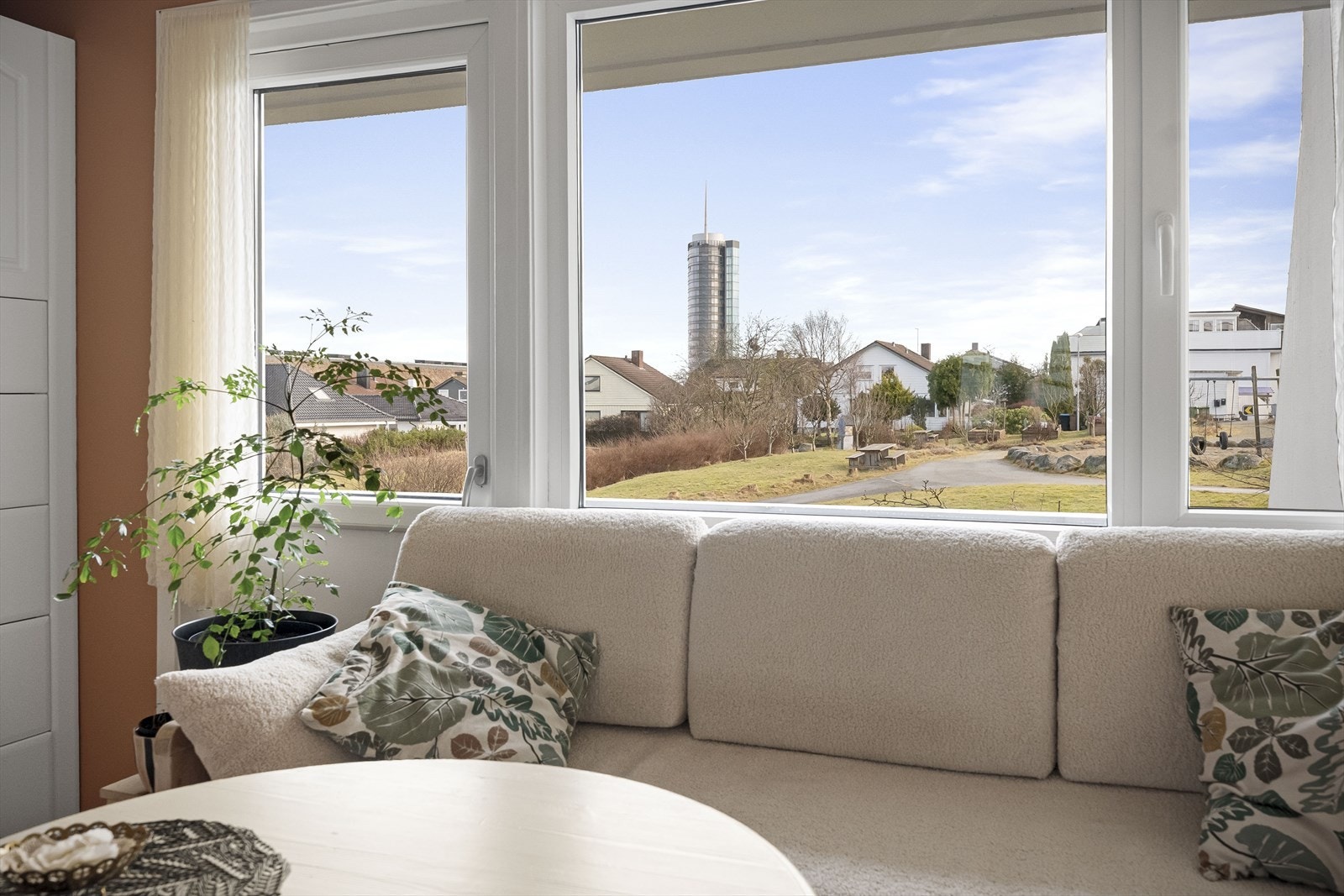 Leiligheten er gjennomgående og det er veranda, åpent og fint på begge sider Galleribilde