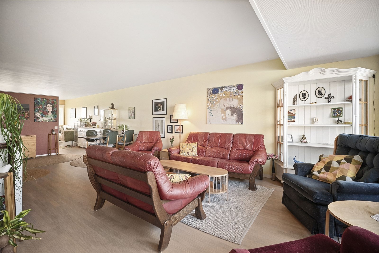 Det er plass til både salong og spisebord Galleribilde