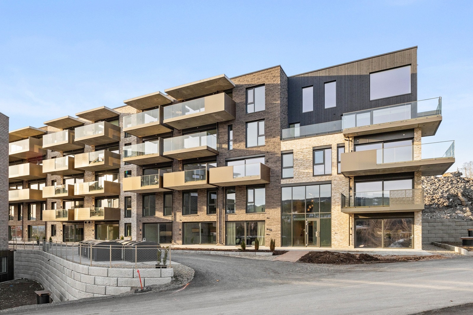 Boligen ligger i byggets 2 etasje Galleribilde