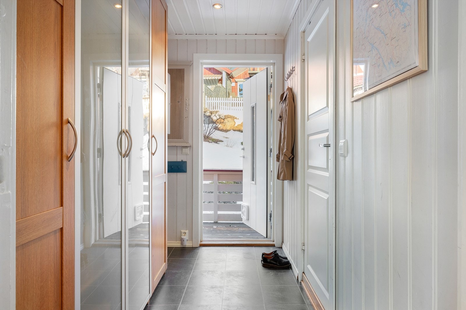 Leiligheten har gode oppbevaringsmuligheter i gang og entrè Galleribilde