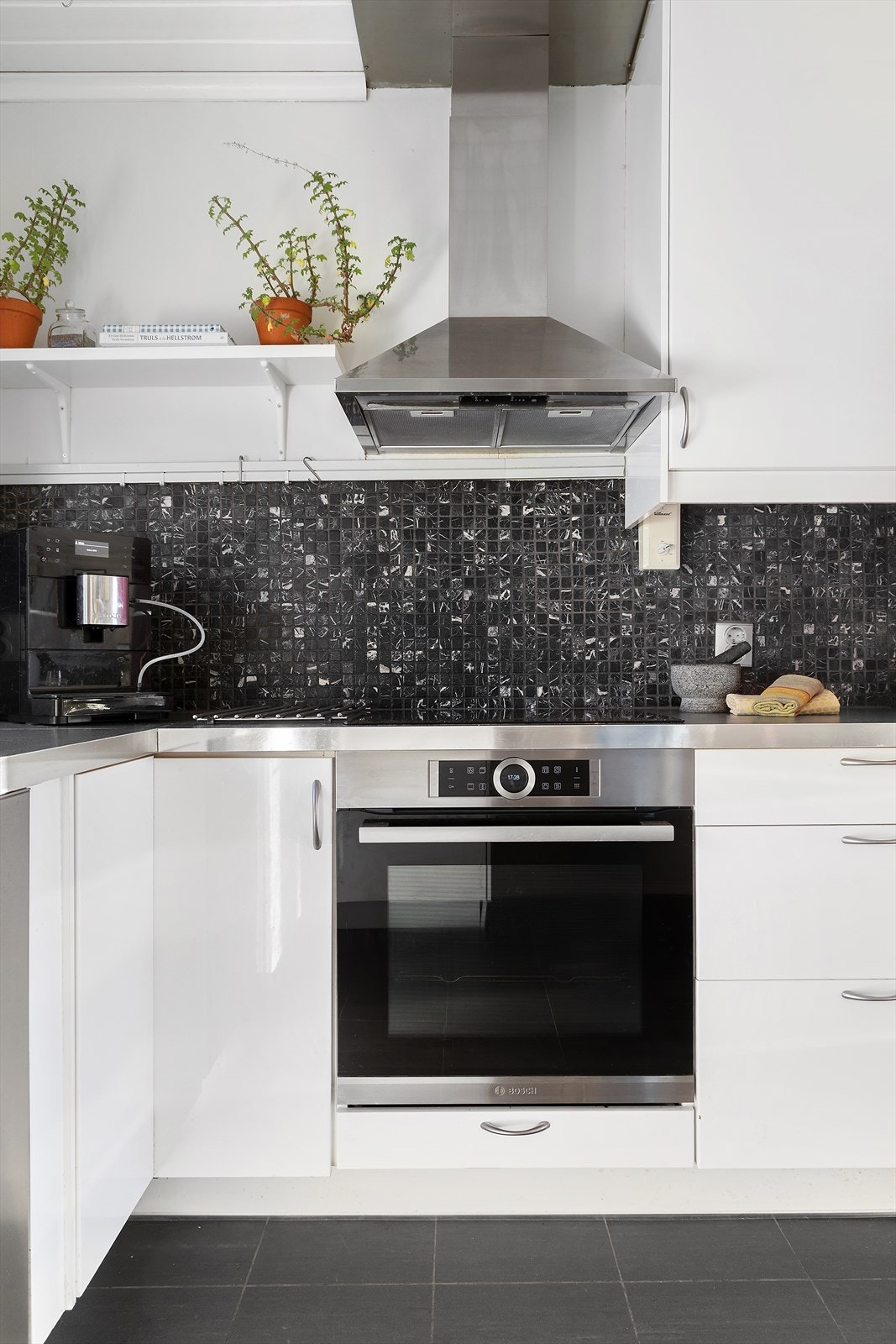 Praktisk kjøkkeninnredning med mye skap- og benkeplass Galleribilde