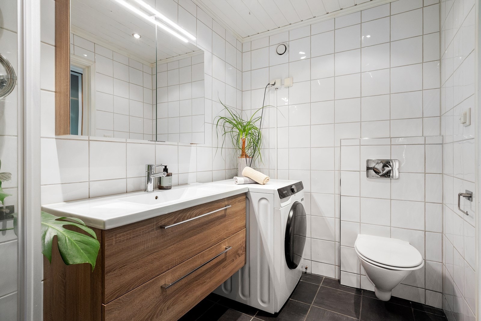 Pent flislagt bad fra 2007 med varmekabler i gulv og downlights i himling Galleribilde