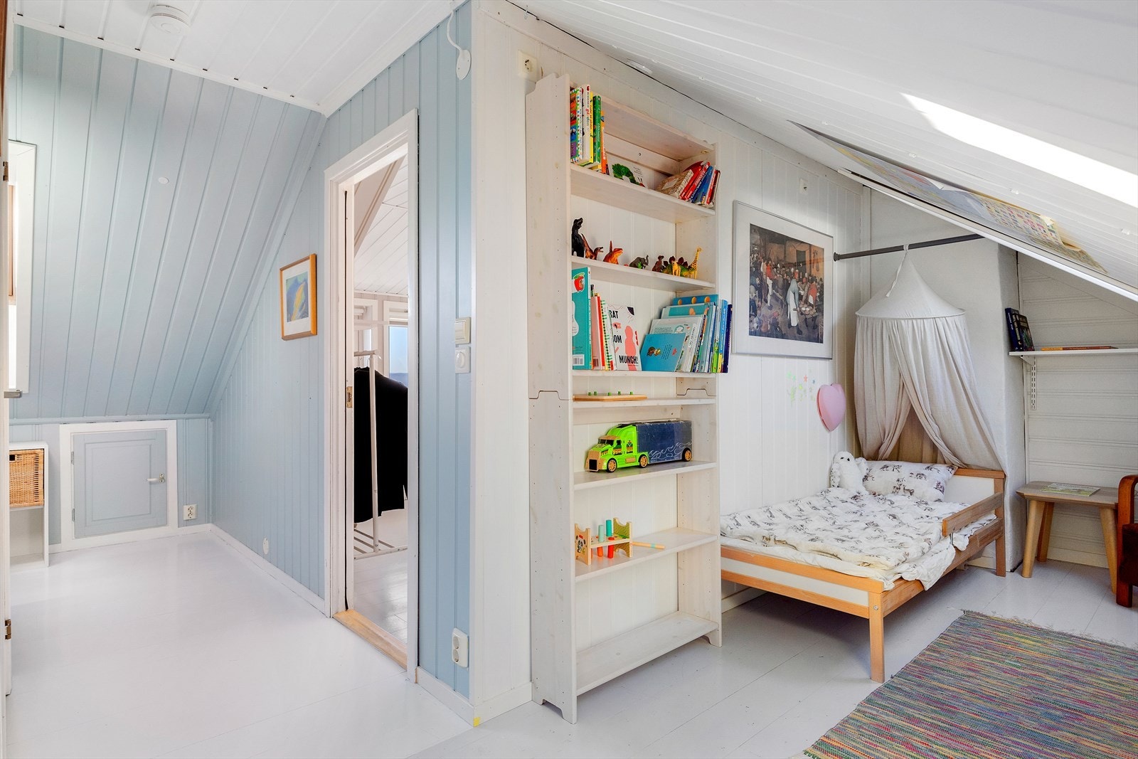 Loftsetasje består av ett soverom og oppholdsrom som i dag benyttes som lekerom/barnerom. Kneloft med lagringsplass. Galleribilde