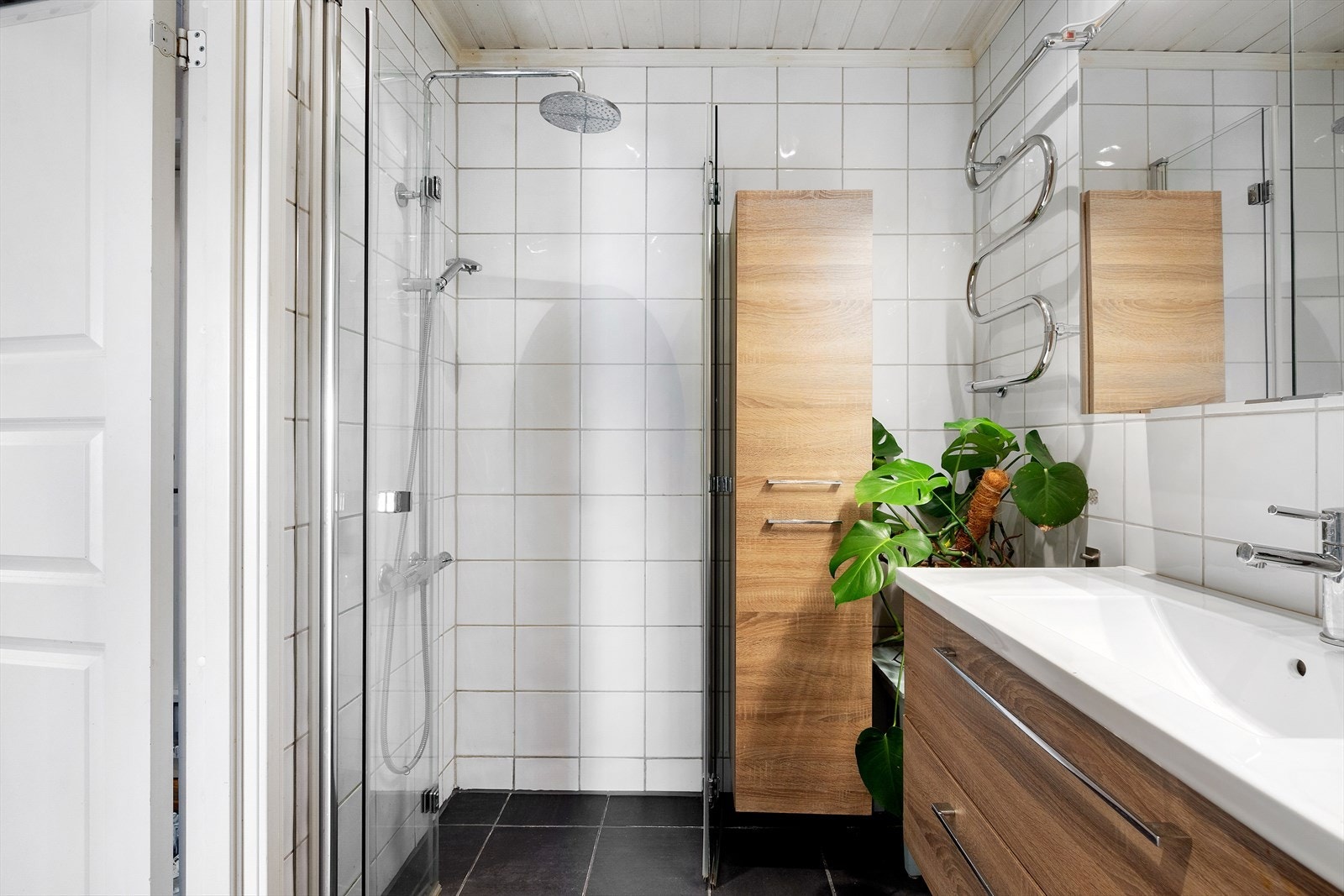 Badet består også av dusjhjørne, toalett, servant med innredning og opplegg for vaskemaskin Galleribilde