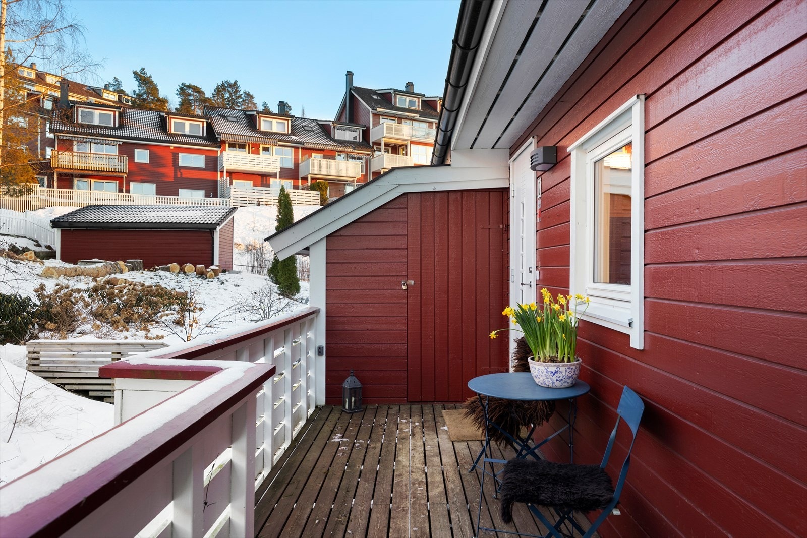 Uteplass ved inngangsparti, her kan morgensola nytes. Utebod ved inngangsparti på 3 kvm Galleribilde