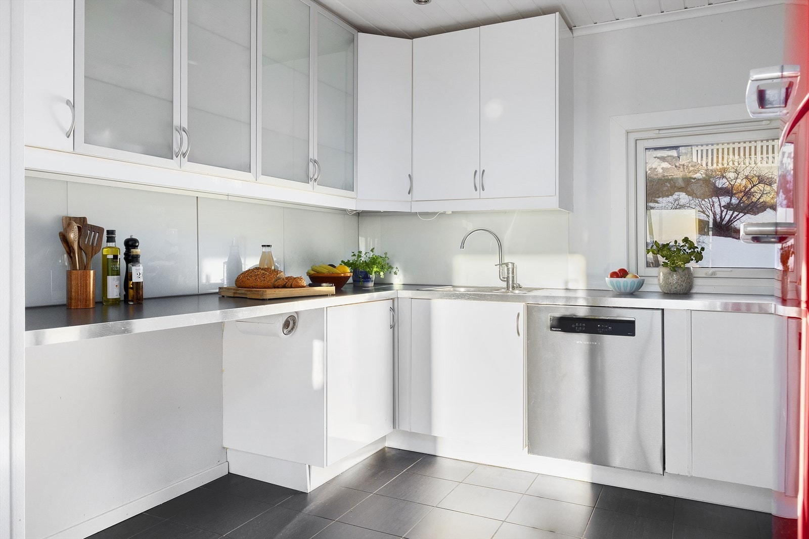 Godt med oppbevaringsplass i over- og underskap Galleribilde