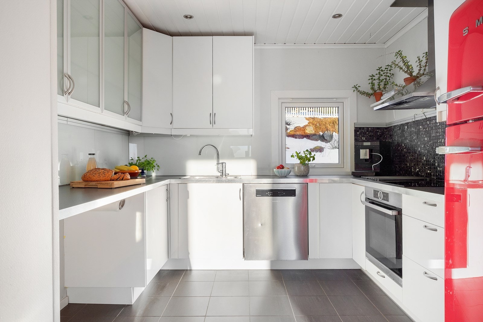 Tidløst og godt vedlikehold IKEA kjøkken fra 2013 Galleribilde