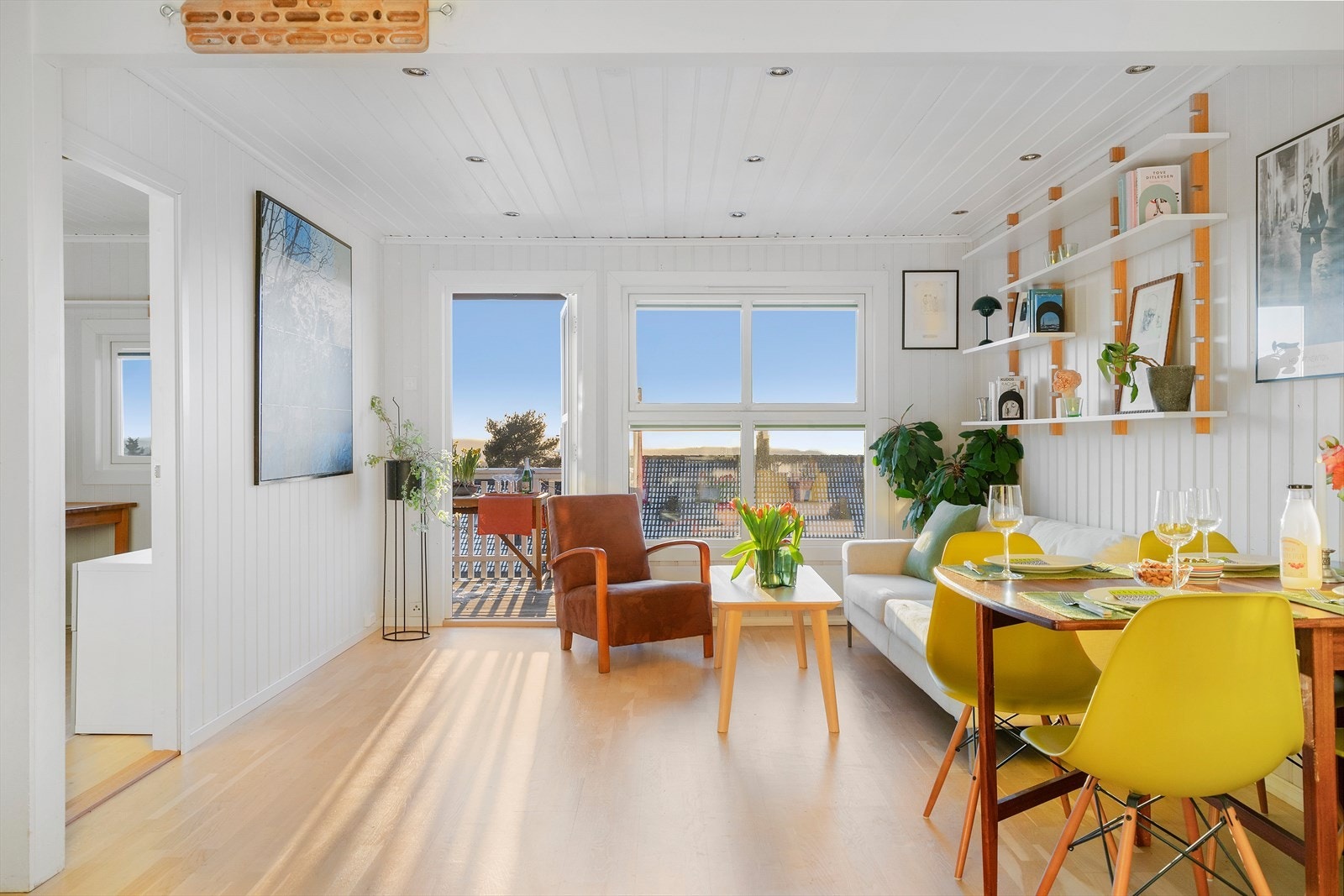 Store vindusflater og gjennomgående planløsning gir gode lys- og solforhold. Solskjerming i stue. Galleribilde