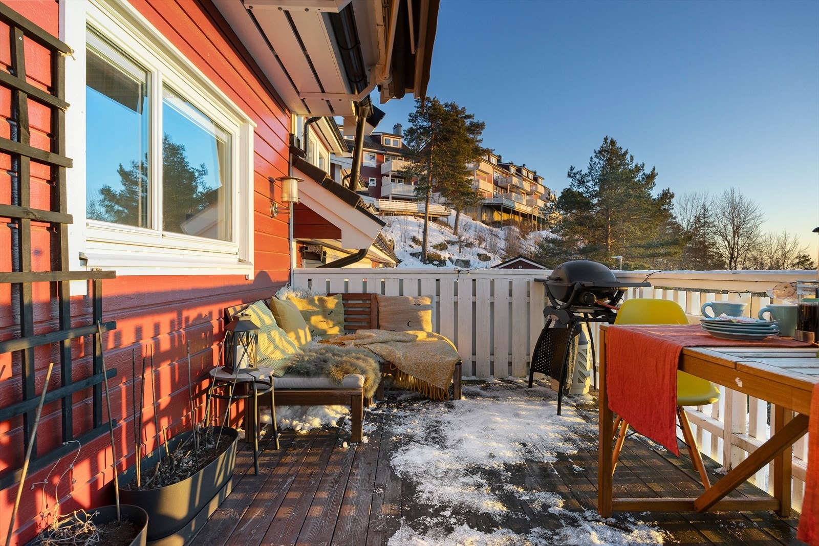 På balkongen er det fin plass til sittegruppe, grill m.m. Praktisk markise på balkong Galleribilde