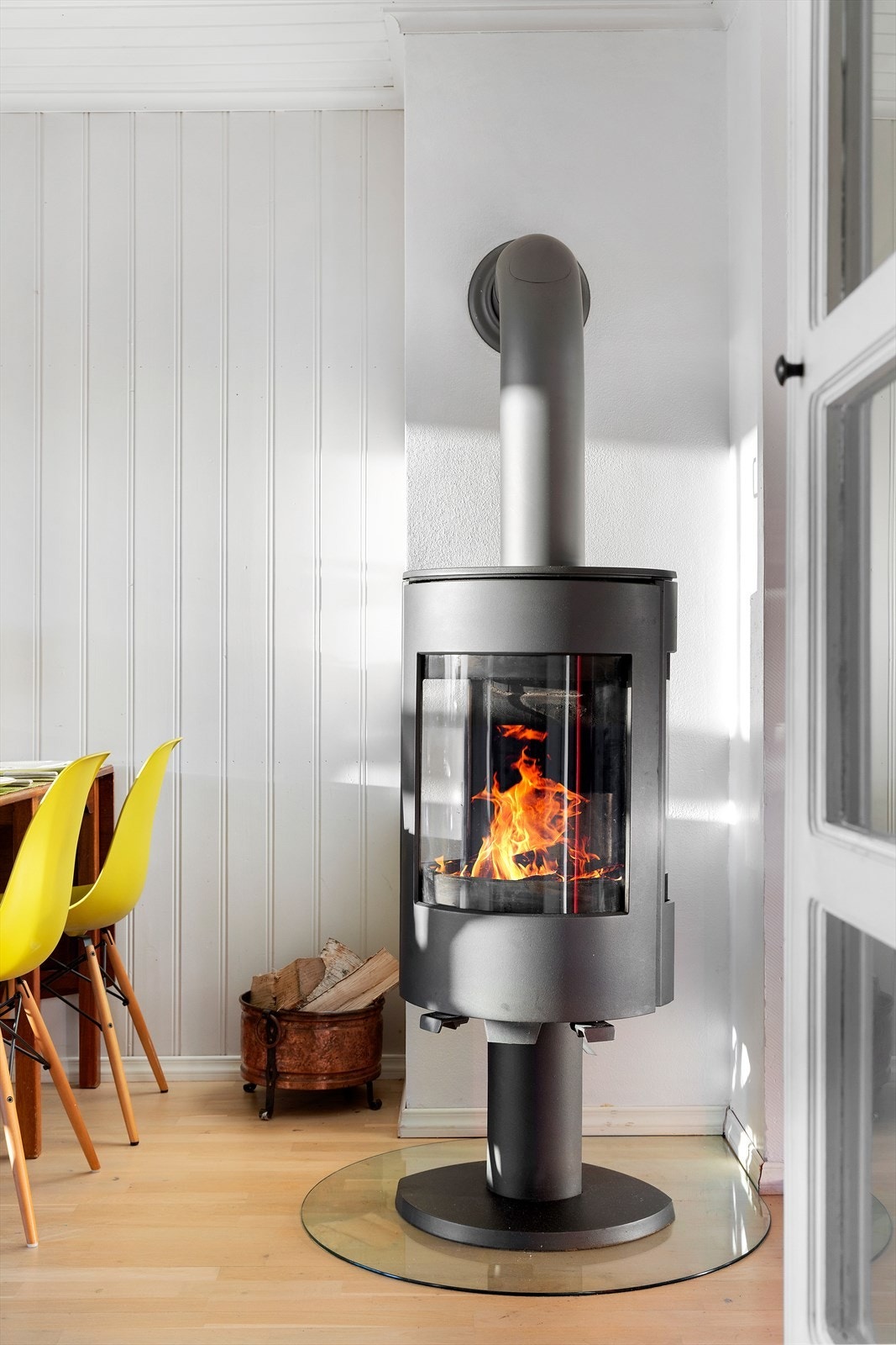 Peis i stue gir en lun og hyggelig atmosfære Galleribilde