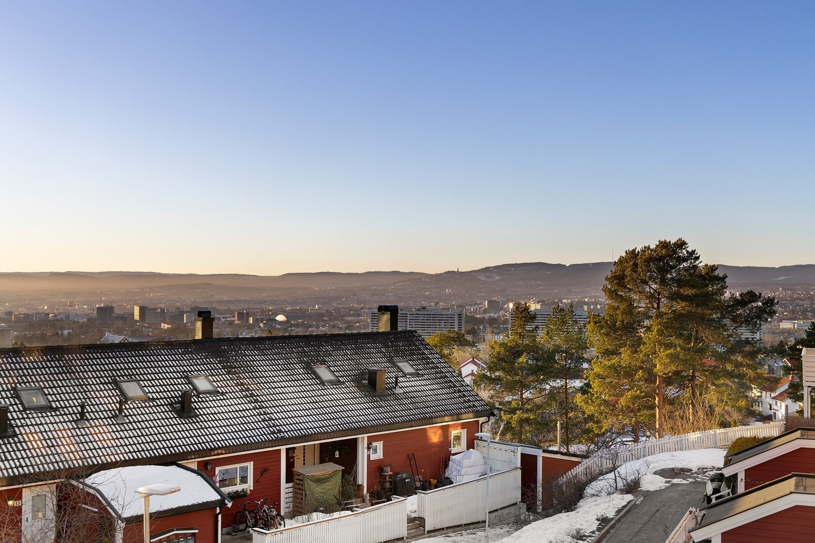 Attraktivt område med flotte turområder, idylliske langrennsløyper og kort vei til buss Galleribilde