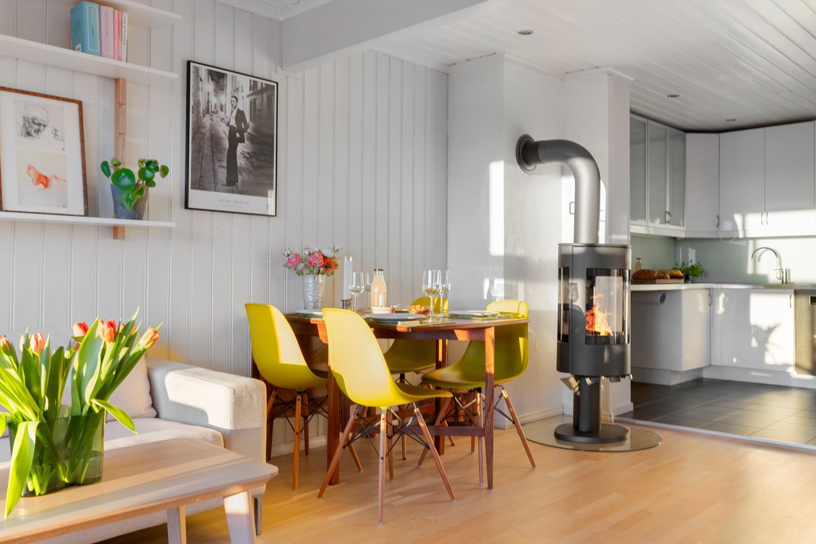 I stuen er det fin plass til flere sittegrupper Galleribilde