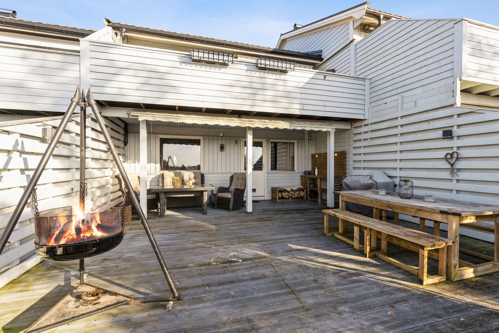 Stor og skjermet terrasse med muligheter for flere sittegrupper Galleribilde