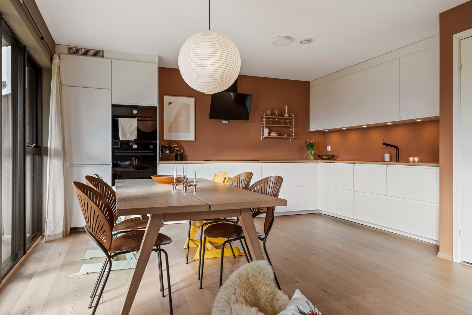 Kjøkken med spiseplass. Galleribilde