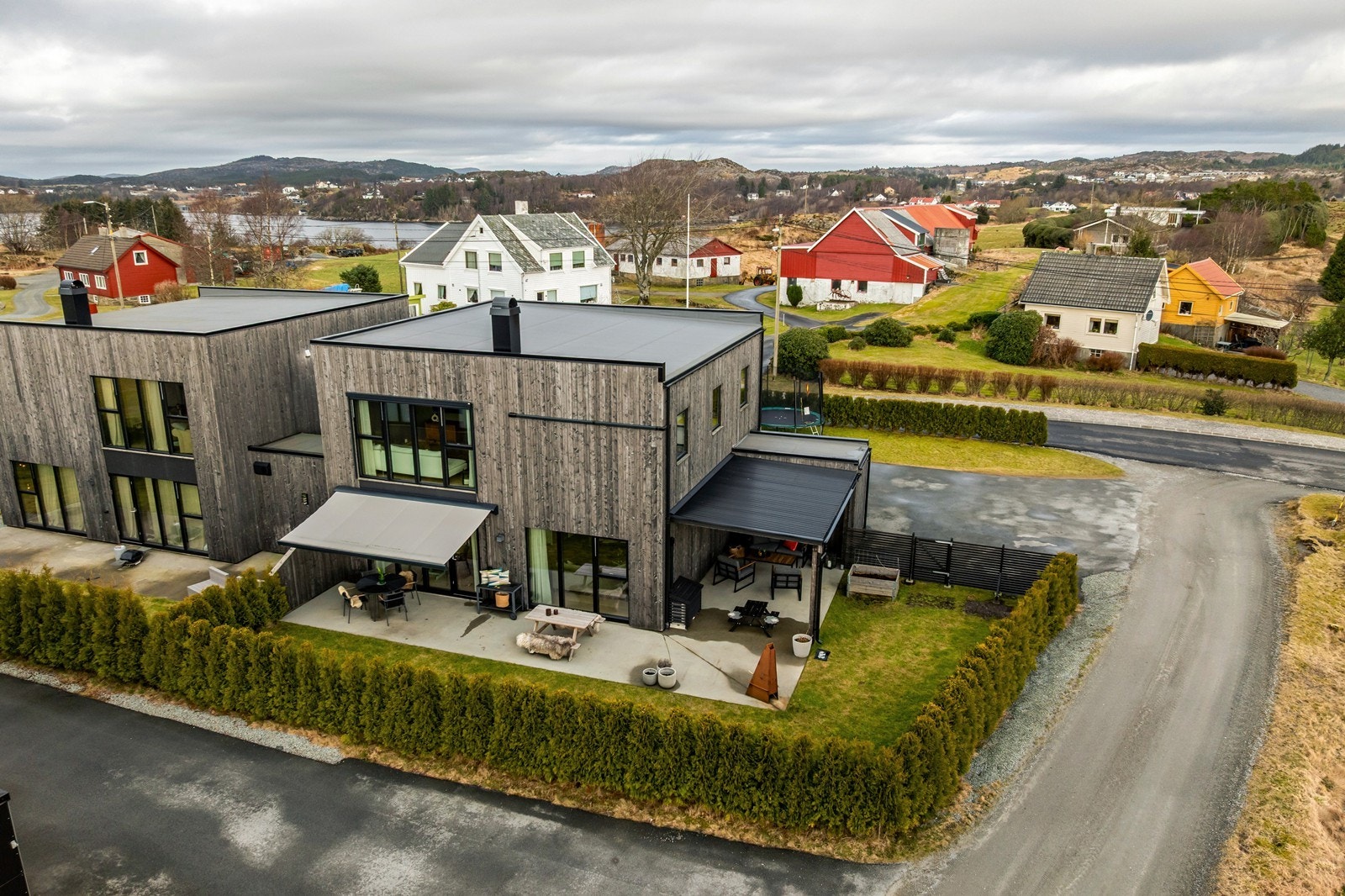 Velkommen til Viksevegen 54 A ! Nyere, innholdsrik funkis bolig, med høy standard. 2 stuer, 5 sov. og 2 bad. Landlig beliggenhet Galleribilde