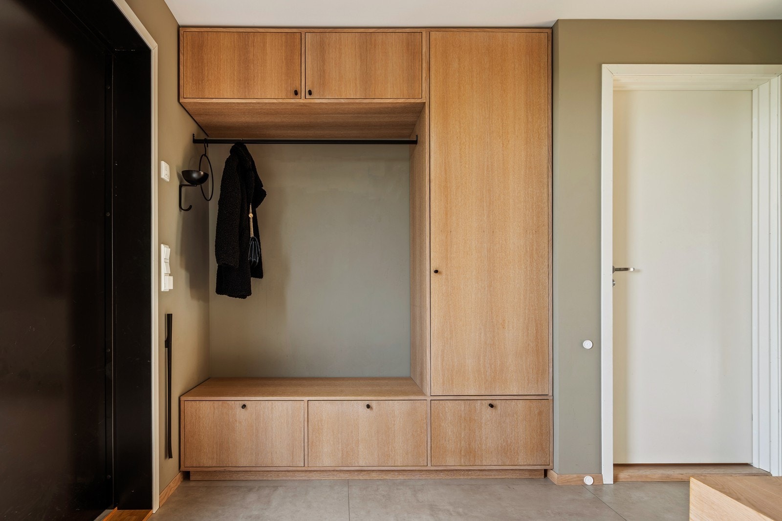 Lekker gang/hall med fliser og varmekabler på gulv. Flott plassbygget garderobeløsning med benk. Galleribilde