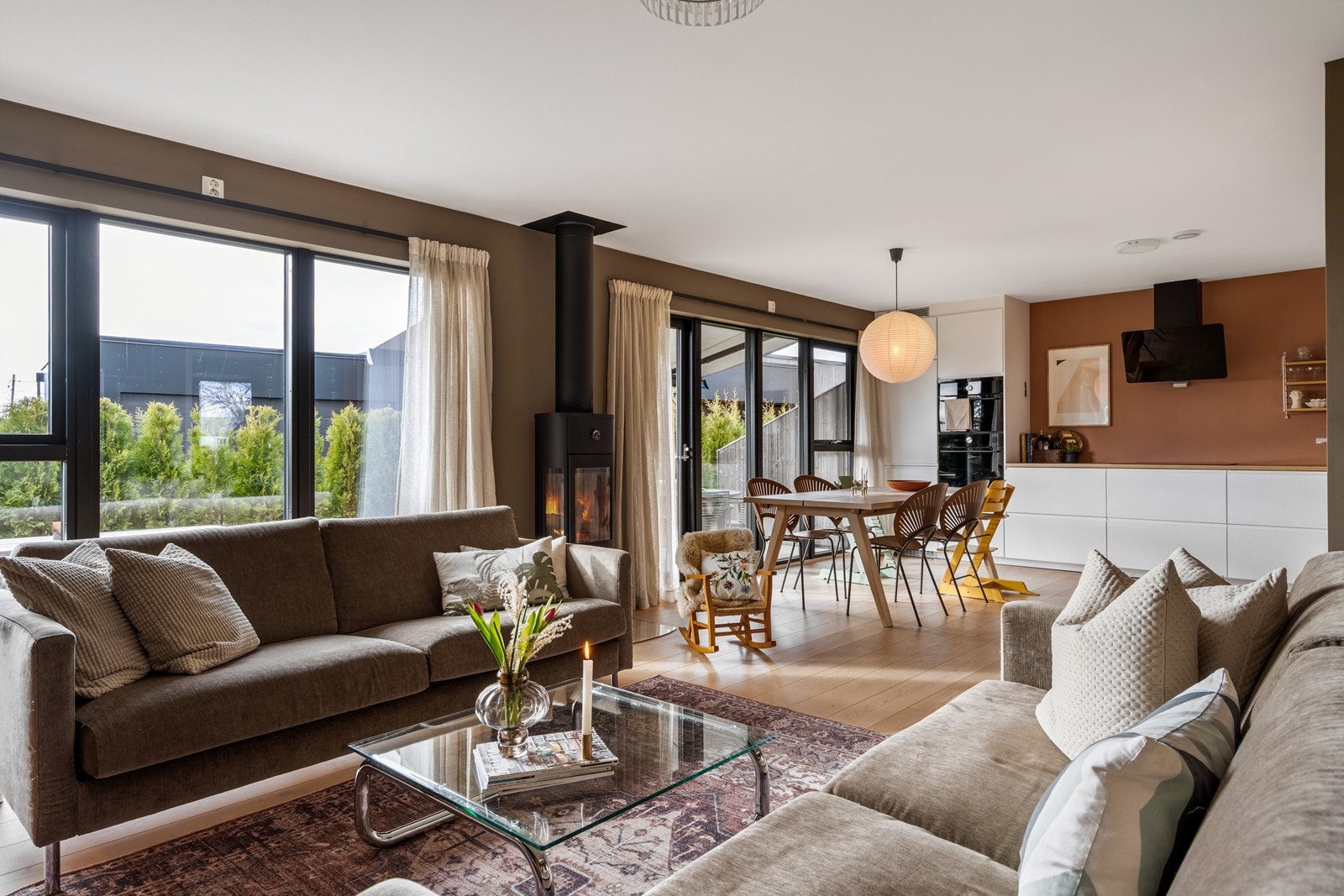 Stue og kjøkken med åpen løsning, malt i tidsriktige delikate farger. Utgang til solrik og lun terrasse og videre til hagen. Overbygget trivelig uteplass. Galleribilde