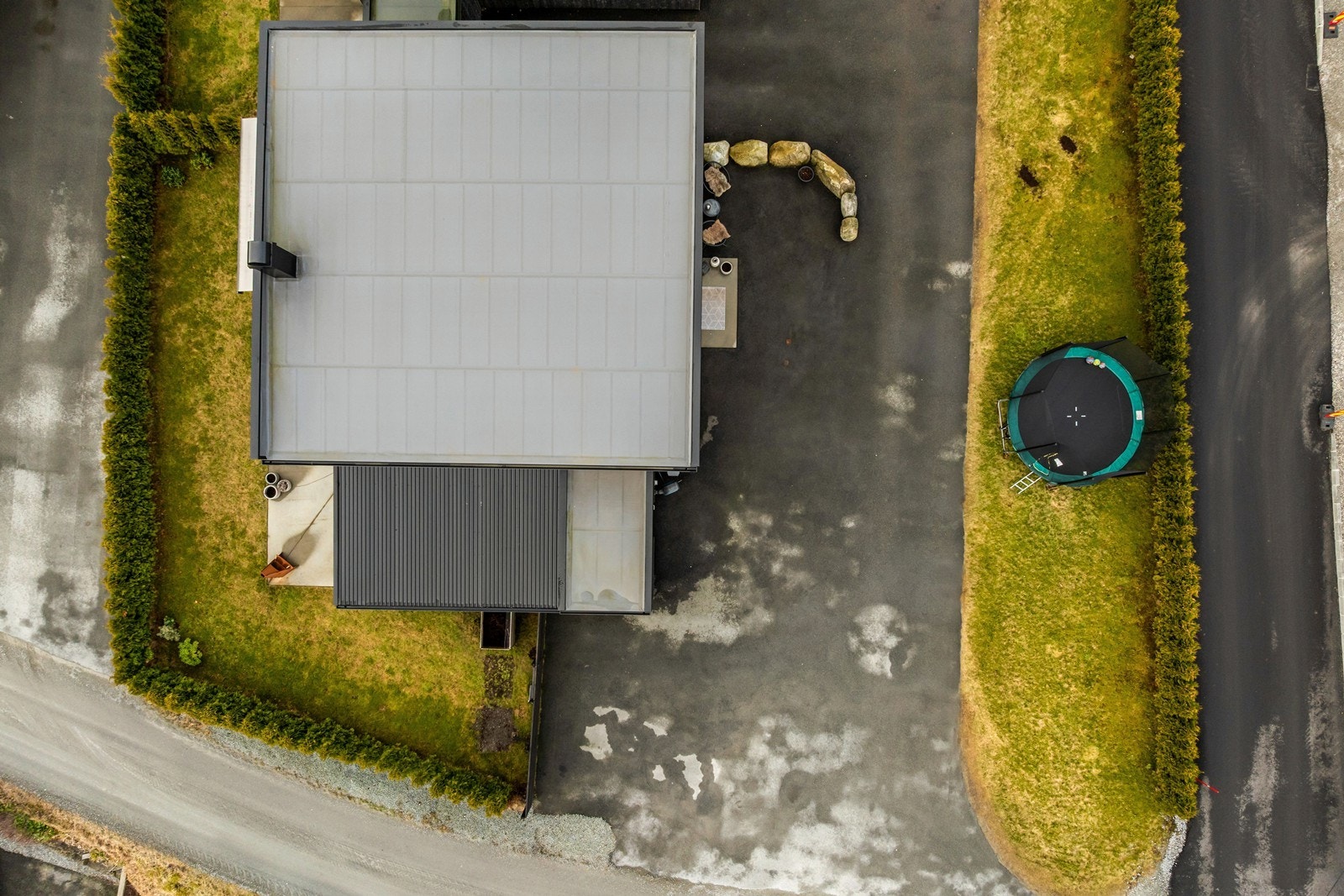 Pent opparbeidet og beplantet tomt. Asfaltert gårdsplass, trivelige hage, stor terrasse. Delvis overbygget. Galleribilde