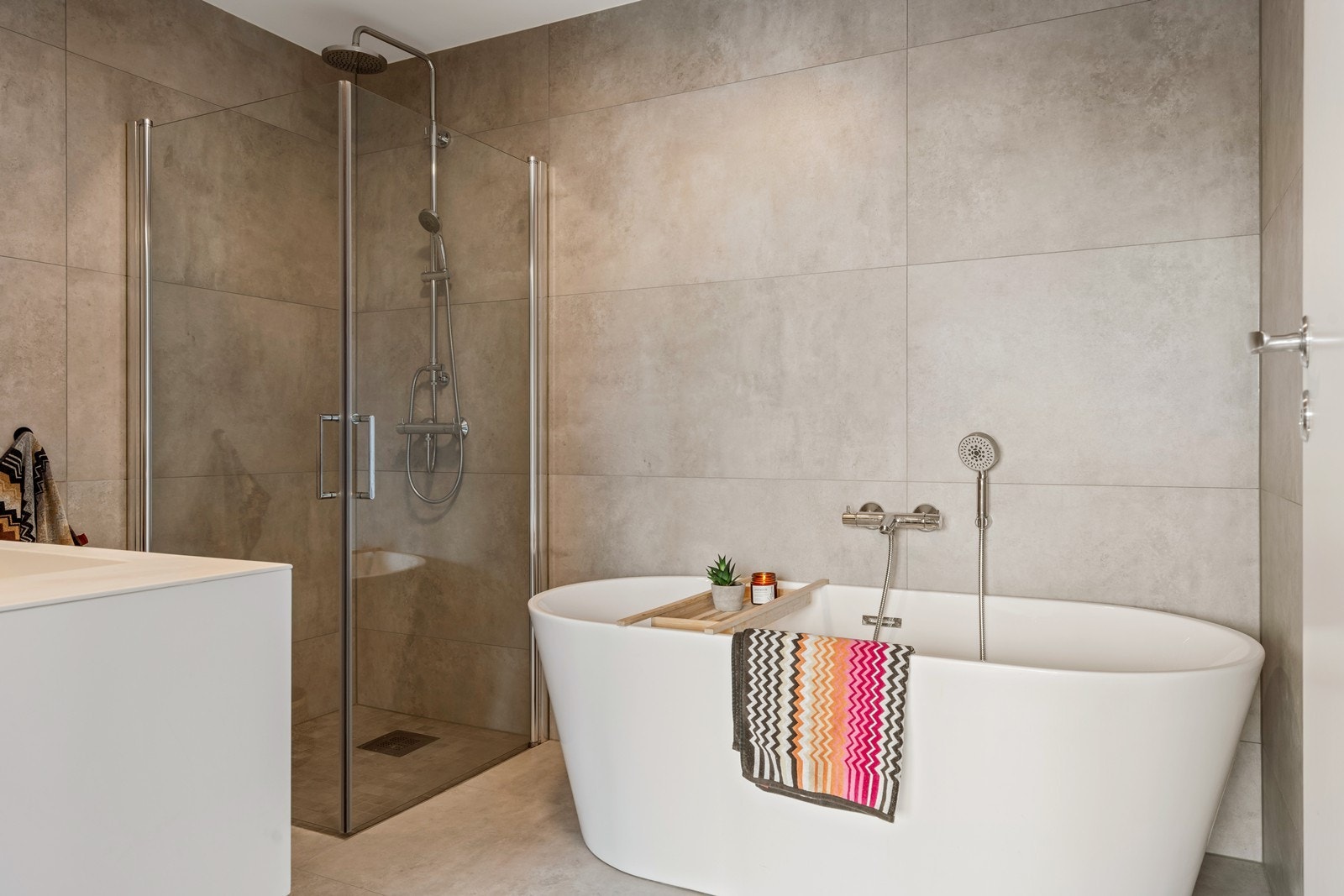 Bad 2. etg. Flott helfliset bad med store fliser dusj, vegghengt wc, servant i pen innredning og badekar. Varmekabler i gulv. Galleribilde