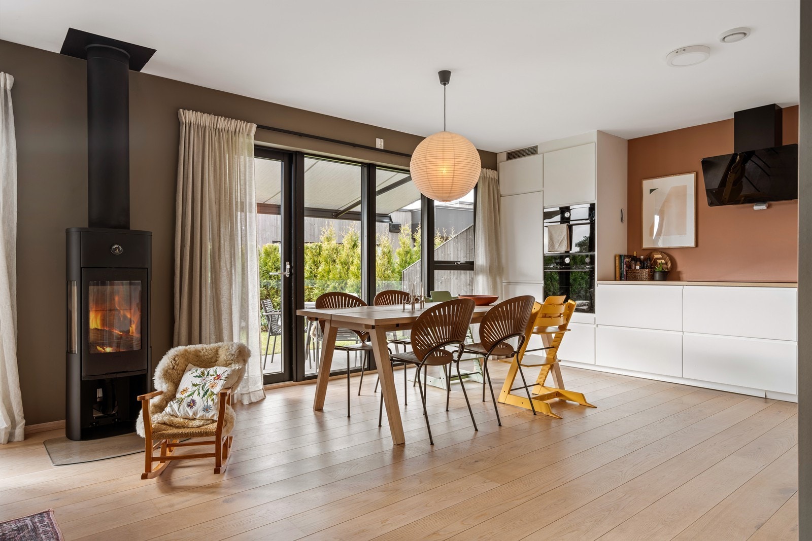 Lekkert hvit kjøkken med integrerte hvitevarer. Store vindusflater. Galleribilde