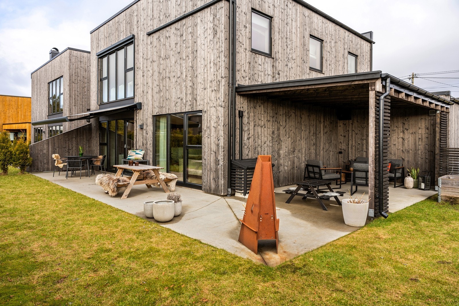 Herlig hage og overbygget uteplass. Galleribilde