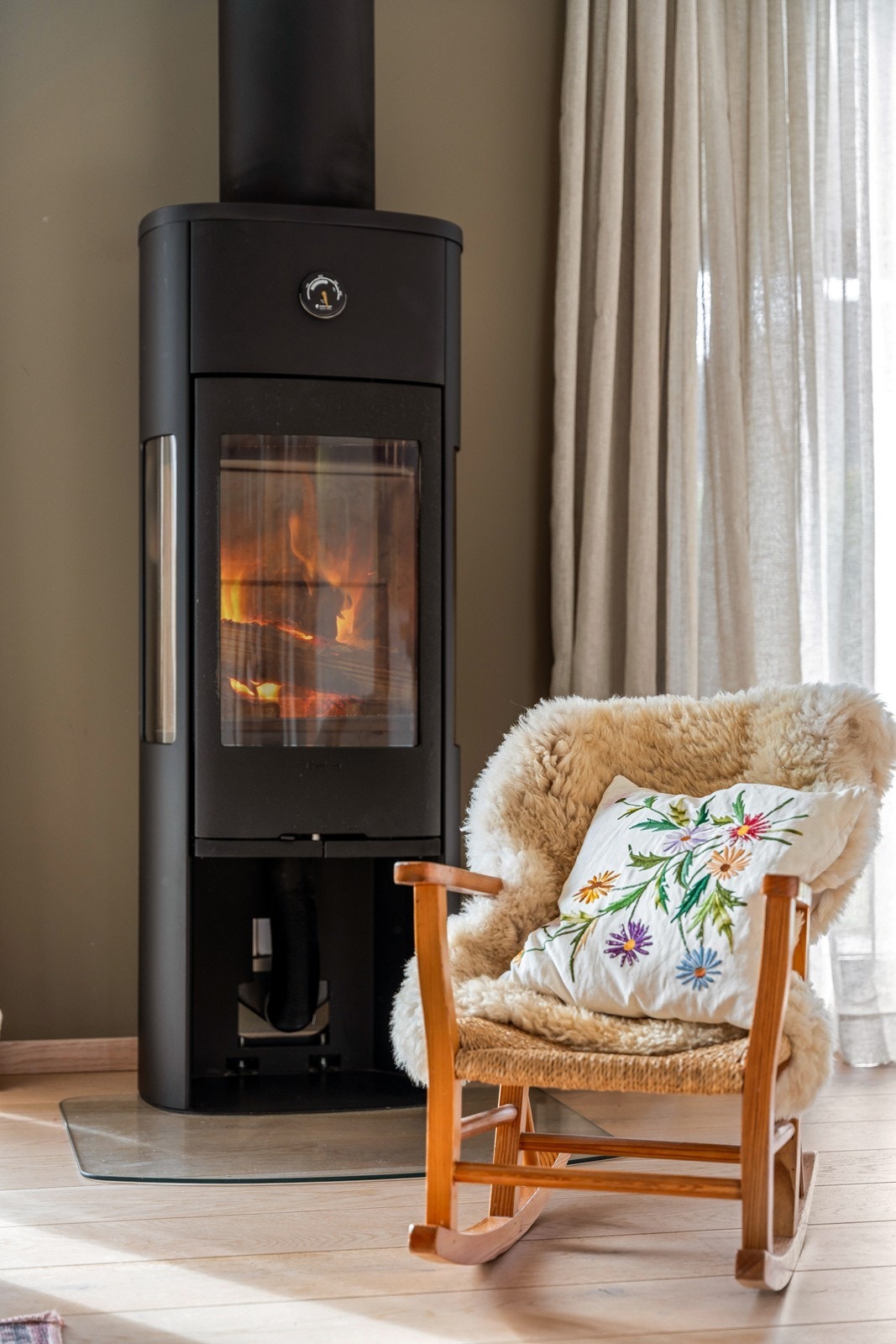 Vedovn i stuen, samt varmepumpe. Galleribilde