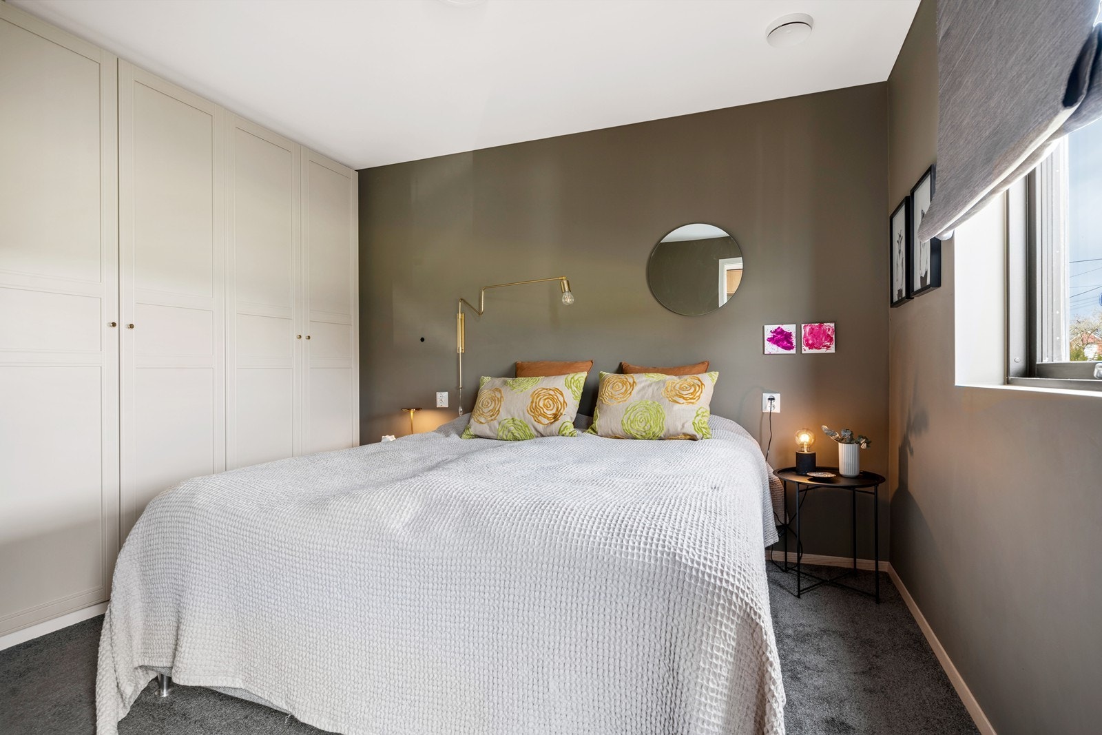 Dobbelt soverom i 1. etg. med stor garderobe, lyst og trivelig Galleribilde