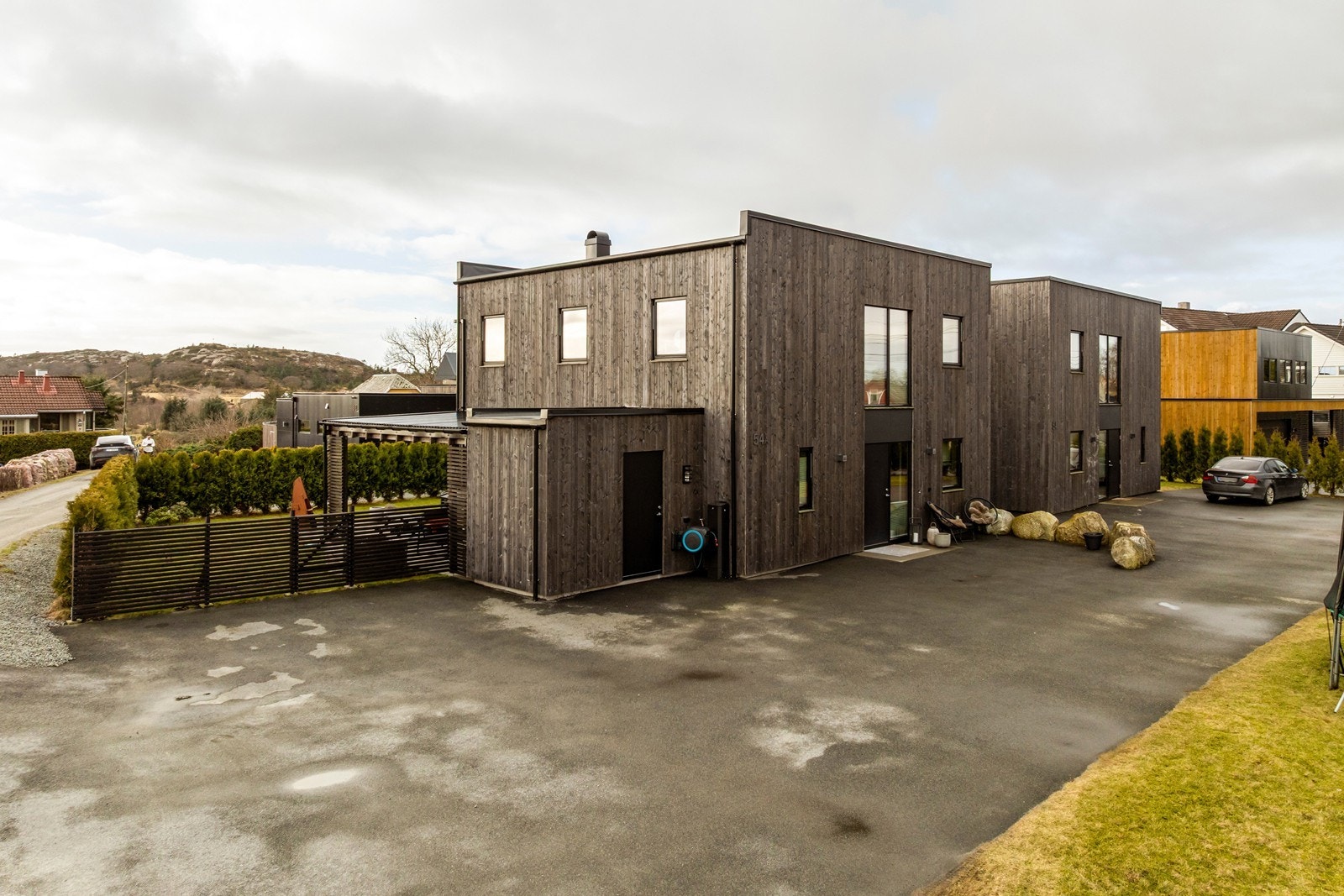 Fasade og gårdsplass. Galleribilde