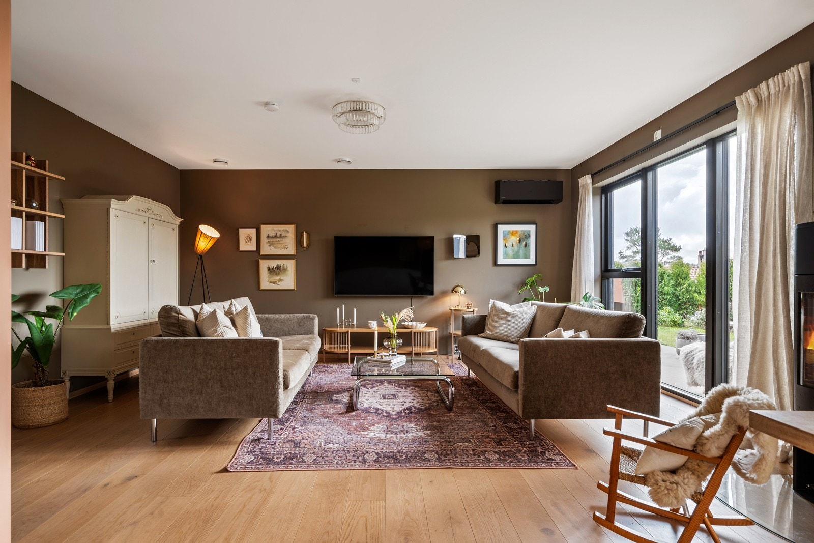 Stue/kjøkken har godt med plass for flere sittegruppe og spisestue. Dekorativ peisovn og varmepumpe. Utgang til solrik og lun terrasse og videre til hagen. Galleribilde