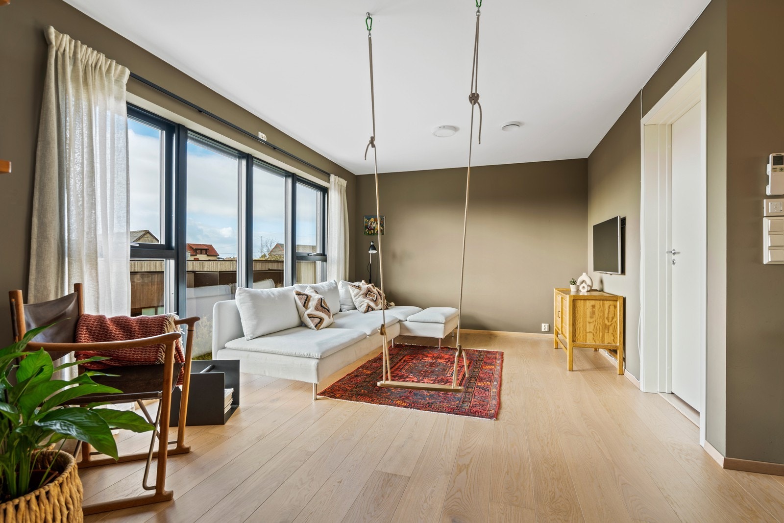 Lys og trivlig stue i 2. etg. Store vinduer og flott utsikt over området. Galleribilde