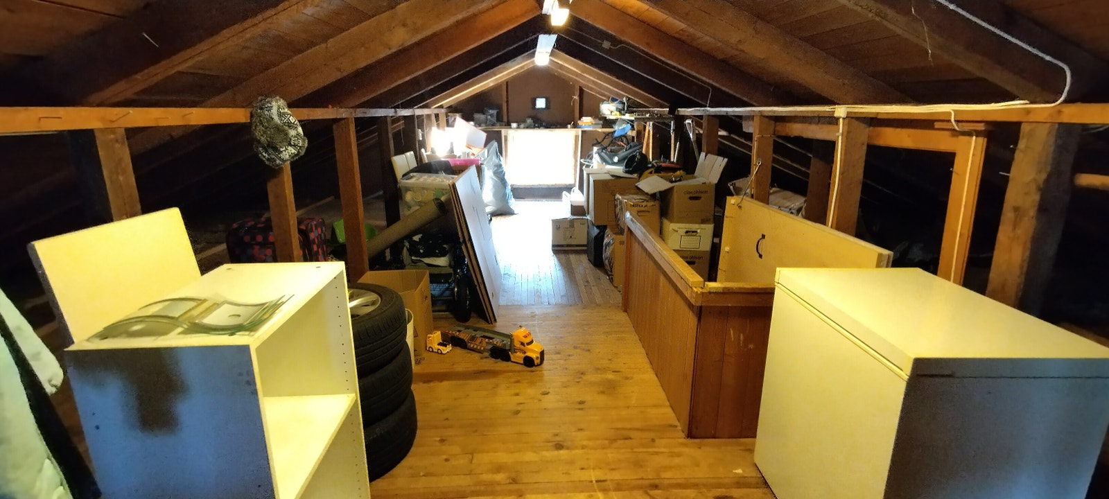 Romslig loft for lagring Galleribilde