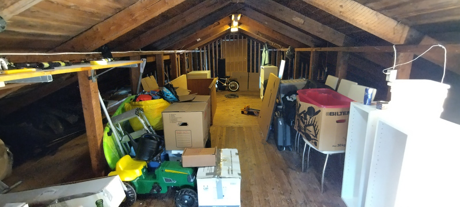 Romslig loft for lagring Galleribilde