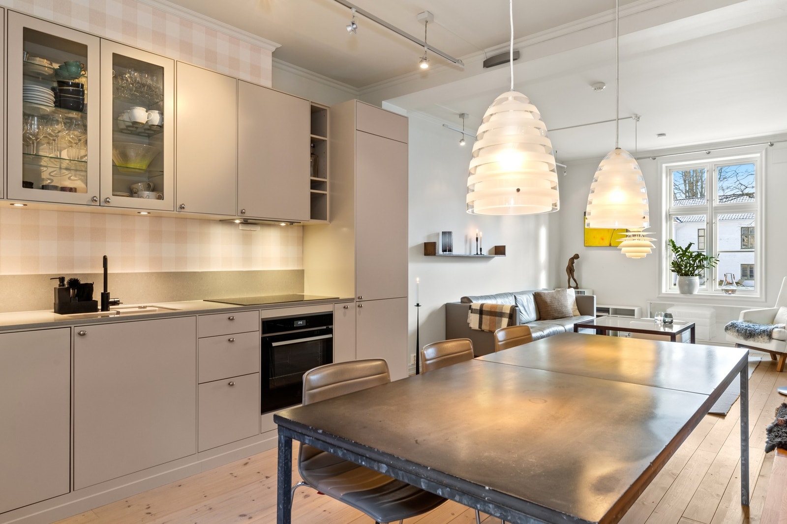 Stort kjøkken med god plass til stort spisebord Galleribilde