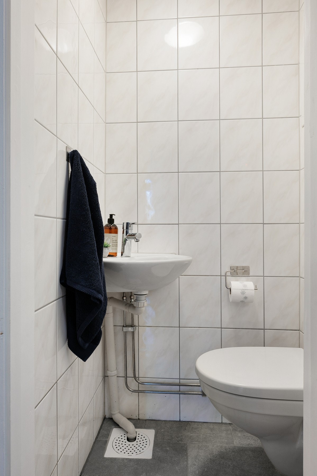 Praktisk separat toalettrom med flislagt gulv og gulvvarme. Galleribilde