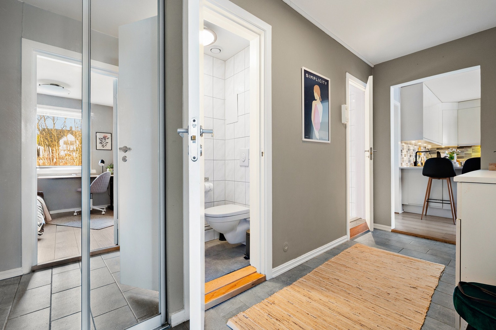 Skyvedørsgarderobe i entré. Galleribilde