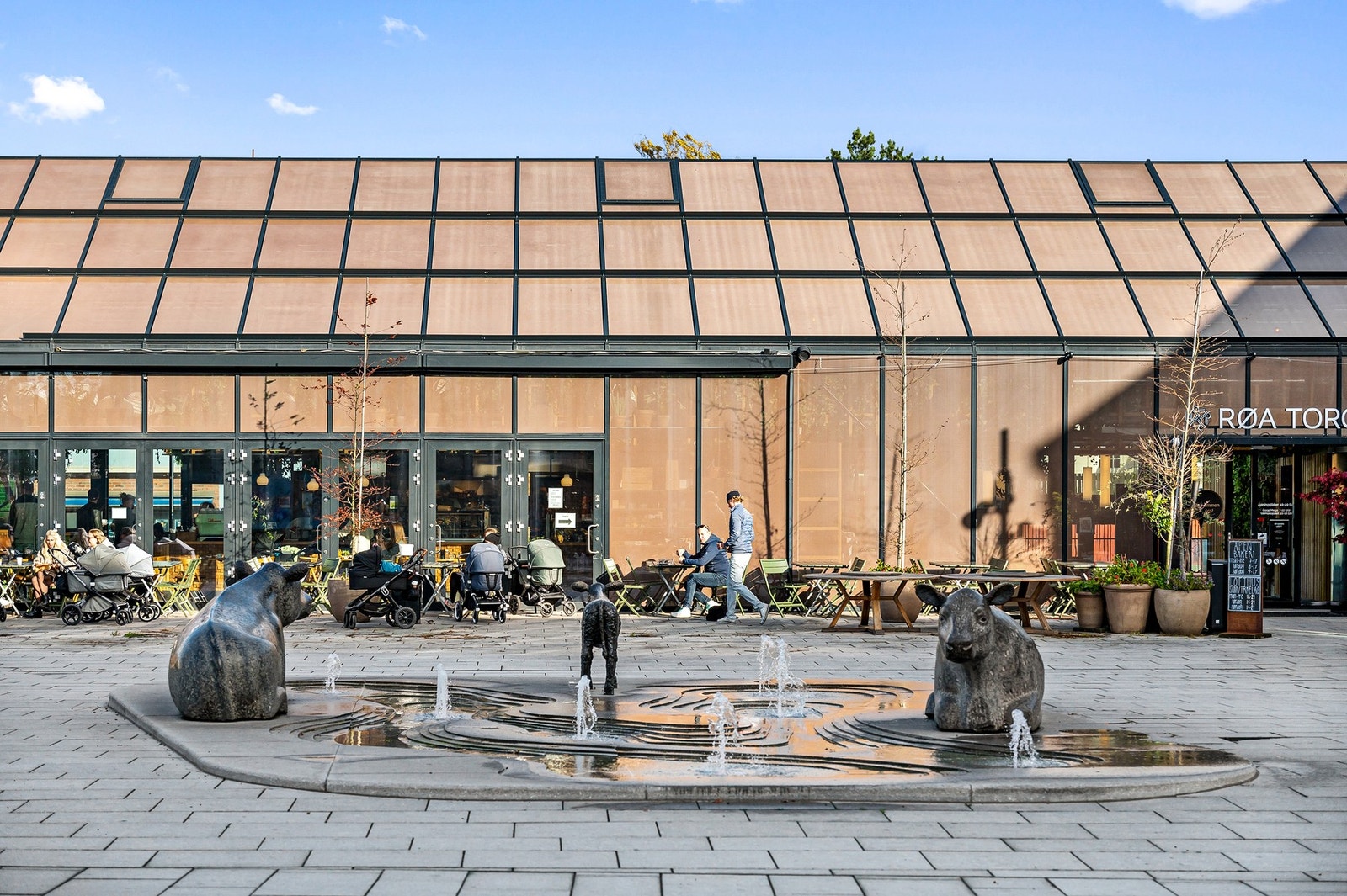 Røa med Røa torg er kun et T-bane stopp unna. Her finner du hyggelige kaféer, restauranter og butikker som tilbyr alt du skulle trenge til hverdagen. Galleribilde