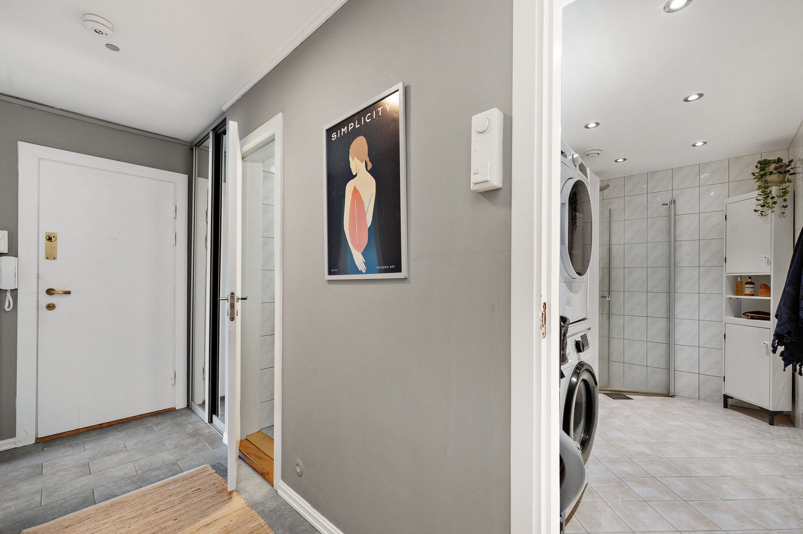 Luftig og flislagt entré med direkte adkomst til bad og toalettrom. Galleribilde