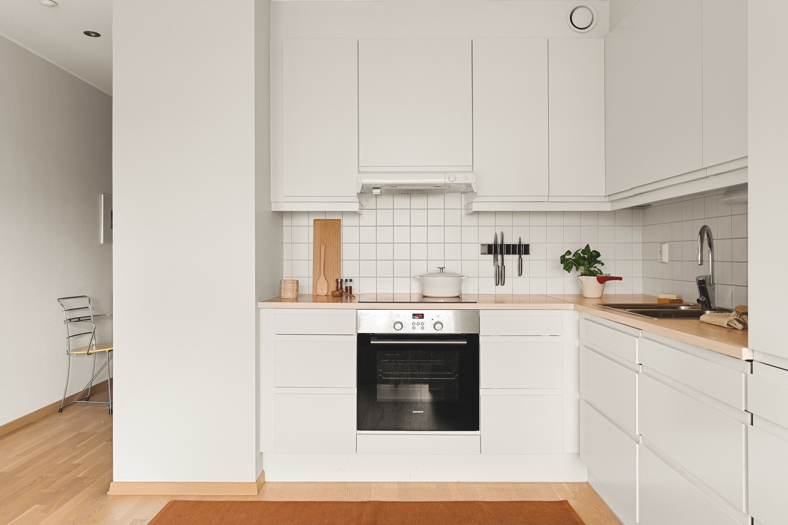 Kjøkkenet består av HTH innredning med slette fronter og laminat benkeplate med nedfelt vask av stål. Galleribilde
