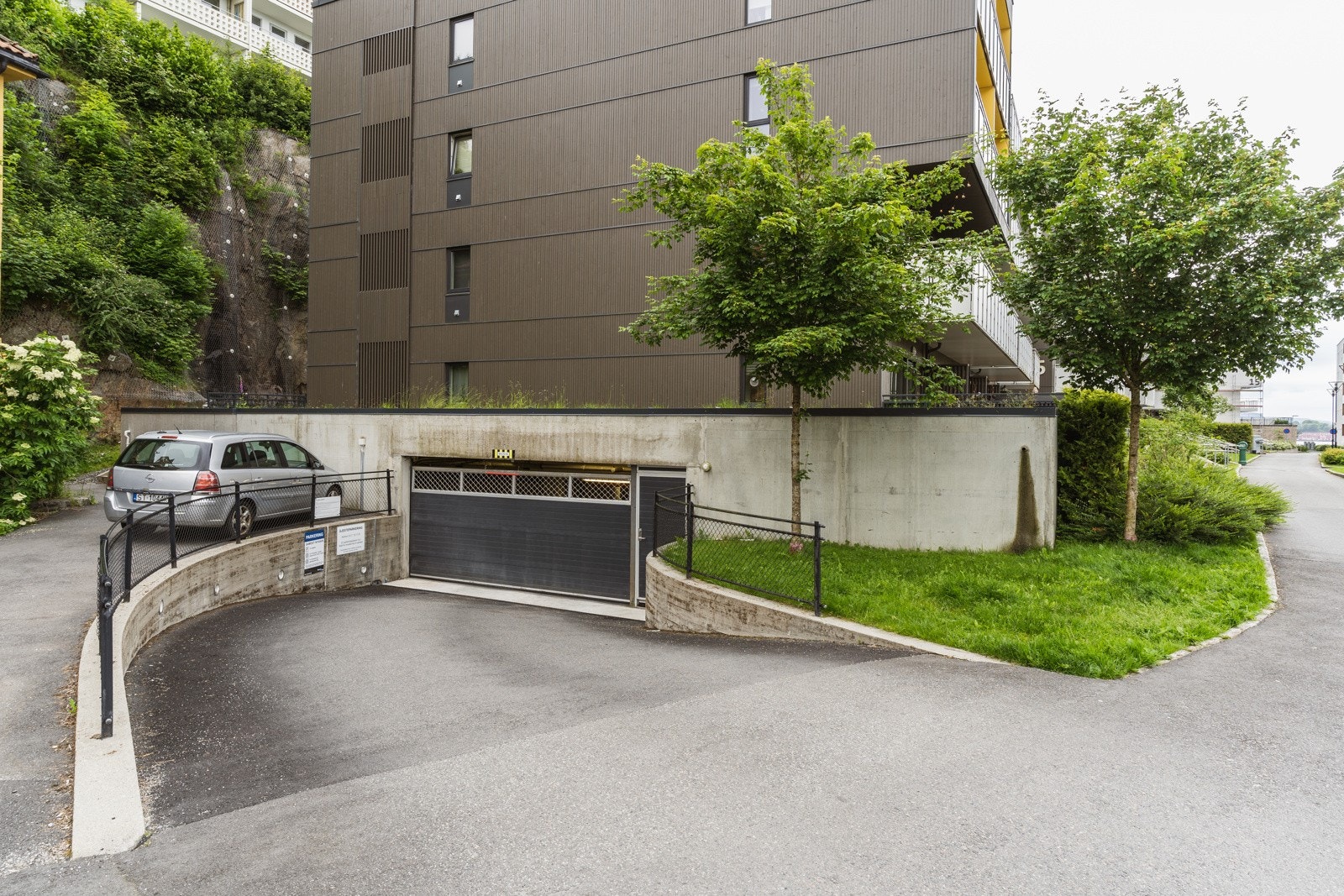 Alle beboere har tilgang til parkeringsanlegget. Man kan bruke gjesteparkeringen i kortere perioder (helg, kort uke), men bilen som står parkert kan ikke være registrert på noen av de som eier leiligheten. Galleribilde