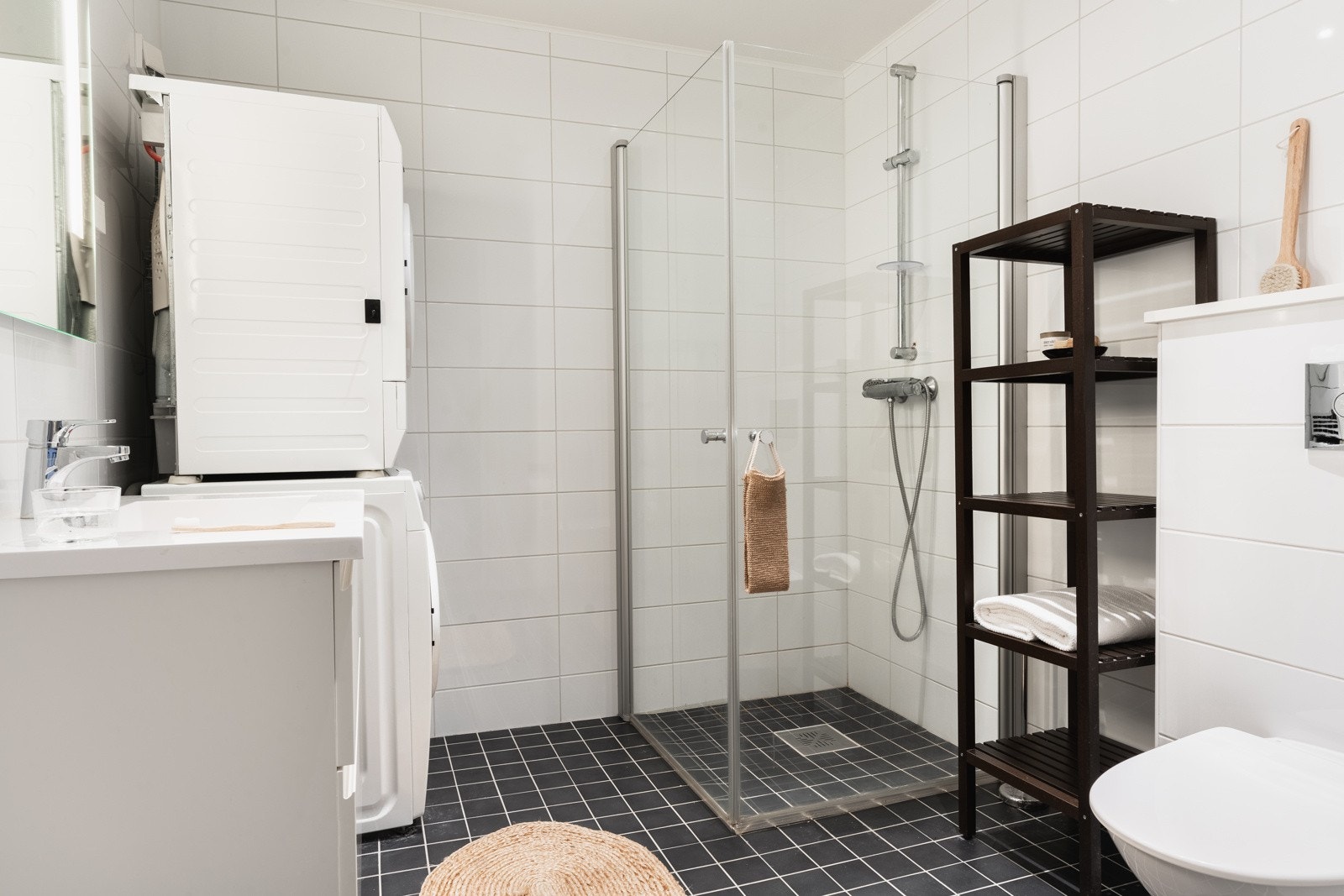 Det helflisede badet fremstår romslig, delikat og innholdsrikt. Galleribilde
